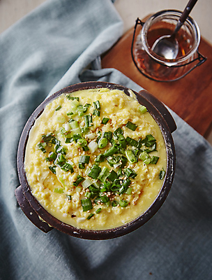 포토 JPG 사람없음 아웃포커스 계란 뚝배기 깨 계란찜 쪽파 참기름 국내포토 식재료 촬영기법 알 조미료 기름_음식 계란요리 찜 파 파일형식