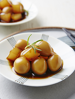 포토 JPG 반찬 사람없음 아웃포커스 흰배경 메추리알 장조림 곤약 메추리알장조림 곤약장조림 국내포토 음식 백그라운드 촬영기법 알 흰색 조림 파일형식