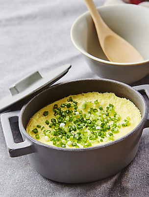 포토 JPG 회색배경 반찬 사람없음 계란 냄비 계란찜 쪽파 국내포토 음식 백그라운드 알 회색 솥 계란요리 찜 파 파일형식