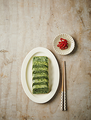 포토 JPG 반찬 사람없음 초록색 홍고추 계란말이 파래 나무배경 파래달걀말이 국내포토 음식 컬러 백그라운드 고추 해조류 계란요리 파일형식