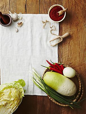 포토 JPG 한식 양파 김치 마늘 사람없음 무 배추 홍고추 김장 쪽파 고춧가루 김장재료 스쿱 카피스페이스 나무배경 국내포토 음식 백그라운드 채소 식재료 고추 뿌리채소 공백 가루 파 파일형식