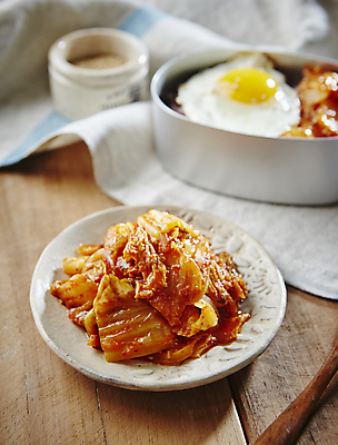 포토 JPG 한식 반찬 김치 사람없음 아웃포커스 계란프라이 도시락 김치볶음 도시락통 묵은지 국내포토 음식 촬영기법 용기_그릇 계란요리 볶음 파일형식