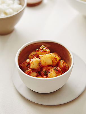 포토 JPG 한식 반찬 사람없음 깍두기 흰배경 무김치 국내포토 음식 백그라운드 김치 흰색 파일형식