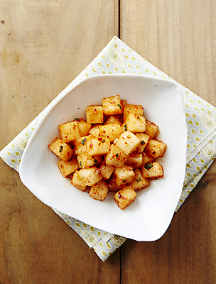 포토 JPG 한식 반찬 사람없음 깍두기 무김치 나무배경 국내포토 음식 백그라운드 김치 파일형식