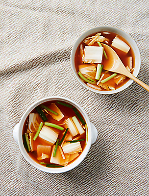 포토 JPG 한식 회색배경 반찬 사람없음 천 물김치 나박김치 쪽파 국내포토 음식 백그라운드 김치 회색 직물 파 파일형식