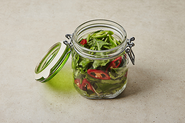 포토 JPG 한식 회색배경 반찬 유리병 사람없음 홍고추 열무김치 열무 국내포토 음식 백그라운드 고추 병_용기 김치 회색 무 파일형식