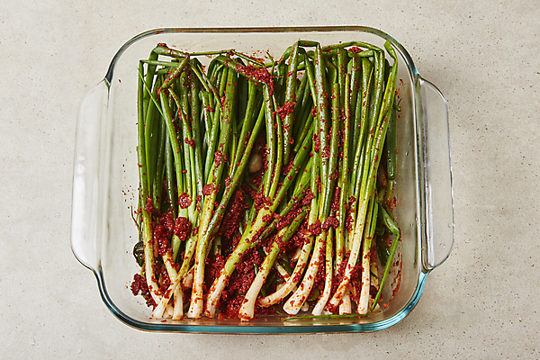 포토 JPG 한식 회색배경 사람없음 양념 담기 김장 파김치 쪽파 겉절이 파무침 국내포토 음식 백그라운드 모션 김치 회색 무침 파 파일형식