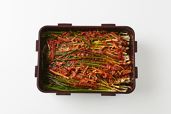 포토 JPG 한식 김치 사람없음 흰배경 담기 김장 파김치 쪽파 김치통 국내포토 음식 백그라운드 모션 통 흰색 파 파일형식