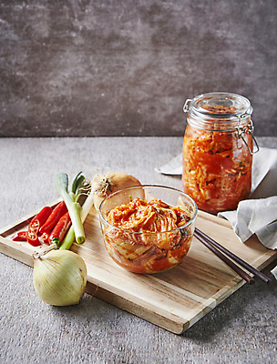 포토 JPG 한식 회색배경 양파 유리병 김치 사람없음 김장 대파 국내포토 음식 백그라운드 채소 병_용기 회색 파 파일형식