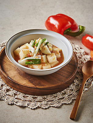 포토 JPG 한식 회색배경 김치 파프리카 사람없음 무 깍두기 무김치 국내포토 음식 백그라운드 채소 뿌리채소 회색 파일형식