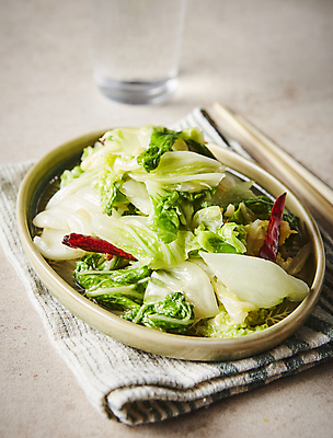 포토 JPG 한식 회색배경 반찬 김치 사람없음 아웃포커스 배추 장아찌 베트남고추 배추장아찌 국내포토 음식 백그라운드 채소 고추 촬영기법 회색 파일형식