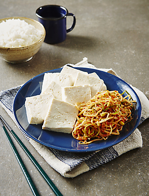 포토 JPG 한식 회색배경 밥 반찬 사람없음 두부 콩나물 두부요리 콩나물무침 국내포토 음식 백그라운드 채소 회색 나물 무침 파일형식