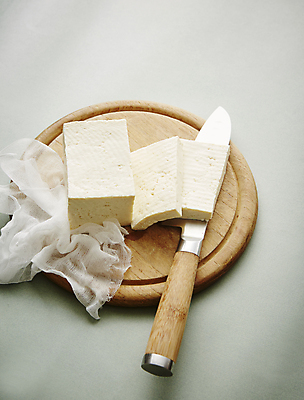 포토 JPG 회색배경 사람없음 칼 슬라이스 두부 나무도마 나무쟁반 국내포토 백그라운드 도마 쟁반 목재 회색 파일형식