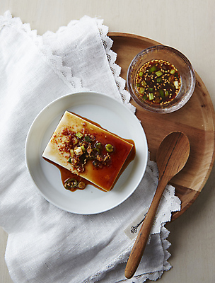 포토 JPG 회색배경 사람없음 식탁보 양념 간장 쪽파 연두부 국내포토 백그라운드 회색 두부 파 파일형식