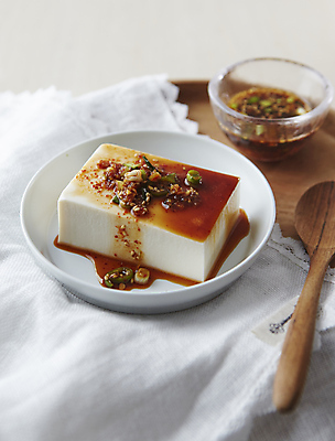 포토 JPG 회색배경 사람없음 아웃포커스 식탁보 양념 간장 쪽파 연두부 국내포토 백그라운드 촬영기법 회색 두부 파 파일형식