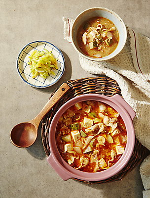 포토 JPG 한식 양파 사람없음 두부 주키니호박 차돌박이 베이지색배경 차돌된장찌개 국내포토 음식 백그라운드 채소 육류 된장찌개 베이지색 파일형식