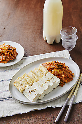 포토 JPG 한식 김치 사람없음 두부 막걸리 김치볶음 두부김치 나무배경 국내포토 음식 백그라운드 주류 볶음 파일형식