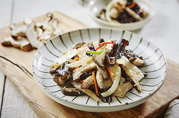 포토 JPG 회색배경 반찬 사람없음 아웃포커스 표고버섯 버섯볶음 국내포토 음식 백그라운드 촬영기법 버섯 회색 볶음 파일형식