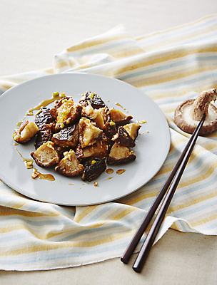 포토 JPG 한식 반찬 사람없음 식탁보 표고버섯 조림 베이지색배경 표고버섯조림 국내포토 음식 백그라운드 버섯 베이지색 파일형식