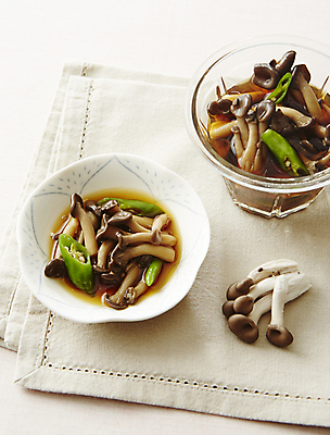 포토 JPG 반찬 사람없음 간장 느타리버섯 꽈리고추 장아찌 베이지색배경 버섯장아찌 국내포토 음식 백그라운드 고추 버섯 양념 베이지색 파일형식