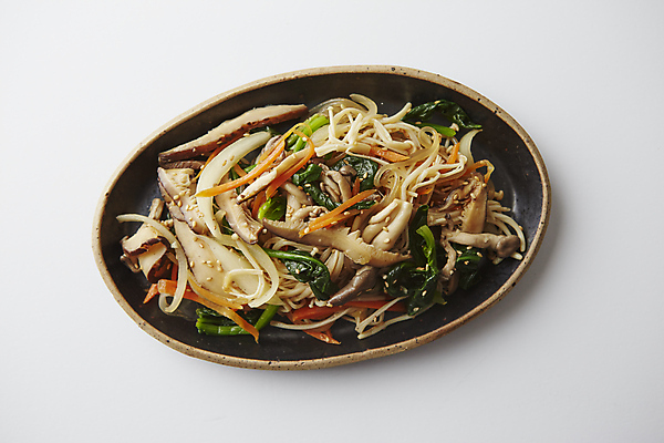 포토 JPG 회색배경 양파 사람없음 당근 표고버섯 시금치 당면 잡채 국내포토 음식 백그라운드 채소 뿌리채소 버섯 회색 파일형식