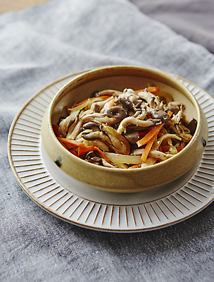 포토 JPG 회색배경 반찬 양파 사람없음 당근 느타리버섯 버섯볶음 국내포토 음식 백그라운드 채소 뿌리채소 버섯 회색 볶음 파일형식