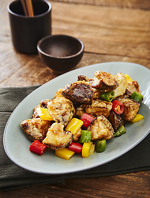 포토 JPG 고추 파프리카 사람없음 탕수육 표고버섯 버섯요리 나무배경 탕수육소스 표고버섯탕수 국내포토 음식 백그라운드 채소 중식 버섯 소스_음식 파일형식