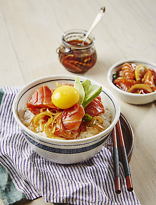 포토 JPG 양파 사람없음 아웃포커스 레몬 덮밥 간장 연어 노른자 베이지색배경 연어덮밥 연어장 국내포토 음식 백그라운드 채소 과일 촬영기법 어류 계란 양념 베이지색 파일형식