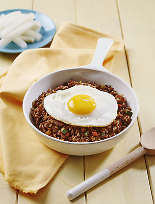 포토 JPG 사람없음 프라이팬 계란프라이 볶음밥 주키니호박 짜장밥 나무배경 국내포토 음식 백그라운드 밥 주방용품 계란요리 파일형식