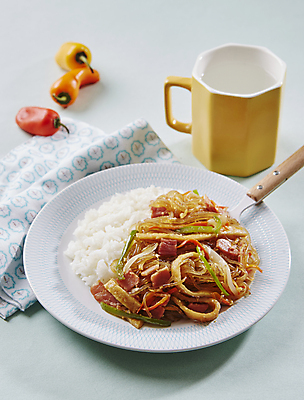 포토 JPG 파프리카 사람없음 파란배경 당면 잡채 잡채덮밥 국내포토 음식 백그라운드 채소 파란색 덮밥 파일형식