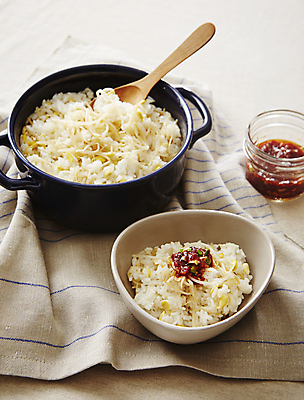 포토 JPG 회색배경 사람없음 양념 콩나물 돌솥밥 콩나물밥 국내포토 백그라운드 채소 밥 회색 나물 파일형식