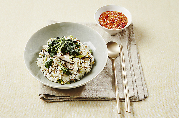 포토 JPG 사람없음 양념 표고버섯 녹두 돌솥밥 영양밥 호박잎 베이지색배경 녹두호박잎밥 국내포토 백그라운드 잎 밥 버섯 베이지색 파일형식