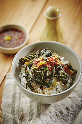 포토 JPG 사람없음 아웃포커스 나물밥 취나물 나무배경 건나물 취나물밥 국내포토 백그라운드 밥 촬영기법 나물 파일형식