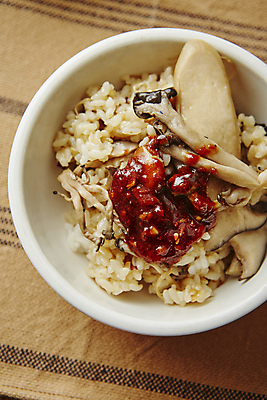 포토 JPG 근접촬영 사람없음 양념 느타리버섯 돌솥밥 버섯밥 새송이버섯 나무배경 국내포토 뷰포인트 백그라운드 밥 버섯 파일형식