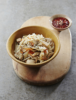 포토 JPG 회색배경 사람없음 닭고기 당근 양념 돌솥밥 우엉 닭고기우엉밥 국내포토 백그라운드 채소 밥 뿌리채소 육류 회색 파일형식