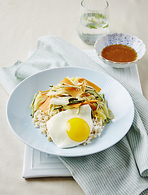 포토 JPG 회색배경 오이 사람없음 당근 계란프라이 머스터드 덮밥 냉채 반숙 국내포토 음식 백그라운드 채소 뿌리채소 회색 소스_음식 계란요리 파일형식