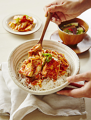 포토 JPG 손 반찬 들기 아웃포커스 신체부위 숟가락 흰배경 덮밥 두부조림 국내포토 음식 백그라운드 모션 촬영기법 수저 사람 흰색 조림 파일형식