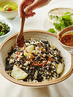 포토 JPG 손 감자 들기 신체부위 양념 곤드레 나물밥 국내포토 채소 모션 밥 사람 나물 파일형식