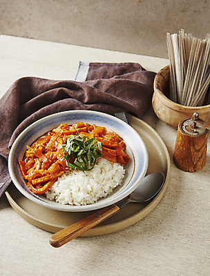 포토 JPG 사람없음 고추장 어묵 매움 덮밥 깻잎 어묵볶음 베이지색배경 어묵덮밥 국내포토 음식 백그라운드 채소 양념 맛 볶음 베이지색 파일형식