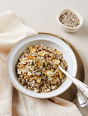 포토 JPG 회색배경 마늘 사람없음 아웃포커스 잡곡 볶음밥 보리밥 흑보리 국내포토 음식 백그라운드 채소 밥 촬영기법 회색 보리 파일형식