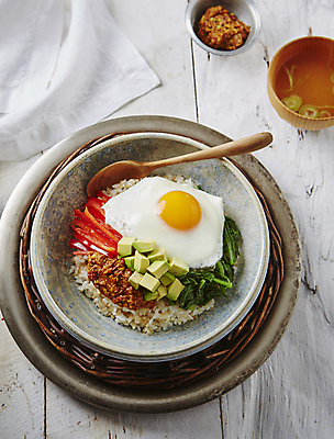 포토 JPG 회색배경 파프리카 사람없음 된장 계란프라이 비빔밥 시금치 아보카도 장국 현미밥 국내포토 한식 백그라운드 채소 과일 밥 회색 양념 계란요리 국 파일형식