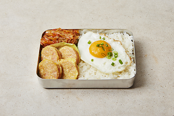 포토 JPG 밥 사람없음 계란프라이 복고 도시락 김치볶음 도시락통 베이지색배경 소시지부침 국내포토 음식 백그라운드 용기_그릇 계란요리 볶음 부침 베이지색 파일형식