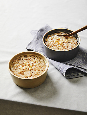 포토 JPG 사람없음 흰배경 잣 누룽밥 누룽지 누룽지탕 국내포토 백그라운드 밥 견과류 흰색 탕 파일형식