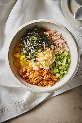 포토 JPG 한식 김치 오이 사람없음 단무지 날치알 김가루 날치알비빔밥 맛살 김치알밥 국내포토 음식 채소 알 김_해조류 가루 비빔밥 알밥 파일형식
