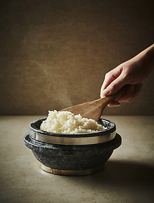 포토 JPG 손 들기 신체부위 주걱 돌솥 돌솥밥 갈색배경 국내포토 백그라운드 모션 밥 주방용품 사람 갈색 파일형식