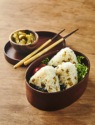 포토 JPG 오이 사람없음 도시락 주먹밥 도시락통 오니기리 장아찌 나무배경 국내포토 음식 백그라운드 채소 밥 용기_그릇 일본음식 파일형식