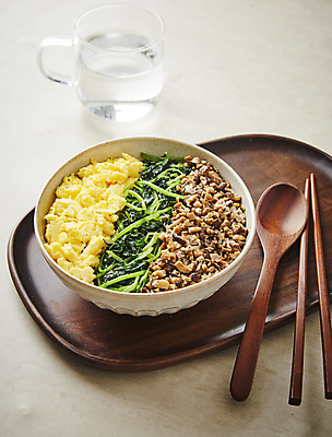 포토 JPG 돼지고기 사람없음 덮밥 시금치 스크램블 베이지색배경 국내포토 음식 백그라운드 채소 육류 계란요리 베이지색 파일형식