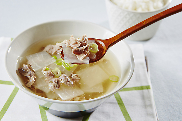 포토 JPG 한식 밥 들기 사람없음 흰배경 나무숟가락 무국 소고기뭇국 국내포토 음식 백그라운드 모션 숟가락 흰색 국 국물 파일형식