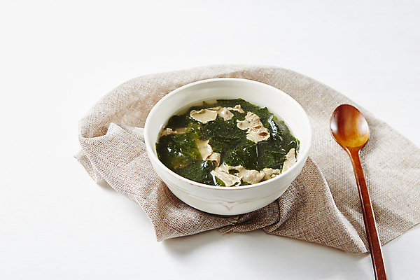 포토 JPG 한식 사람없음 흰배경 미역국 소고기미역국 국내포토 음식 백그라운드 흰색 국 파일형식