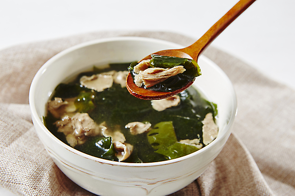 포토 JPG 한식 들기 사람없음 나무숟가락 미역국 소고기미역국 베이지색배경 국내포토 음식 백그라운드 모션 숟가락 국 베이지색 파일형식